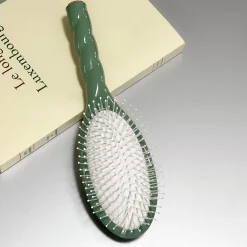 La Brosse N°04 la Miracle Dêmêlante et Massante Vert Amande